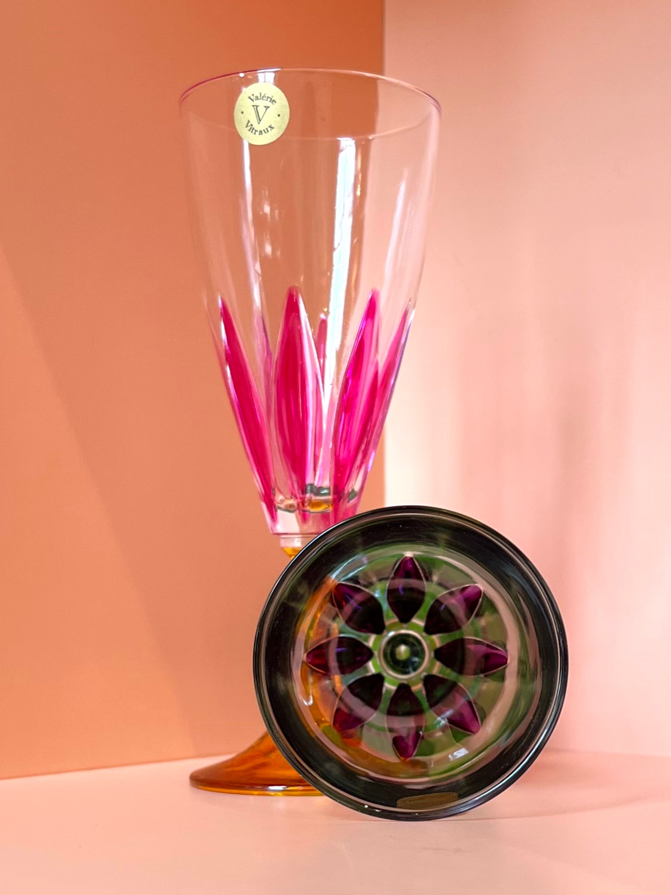 Sektglas · geschliffen · lila grün