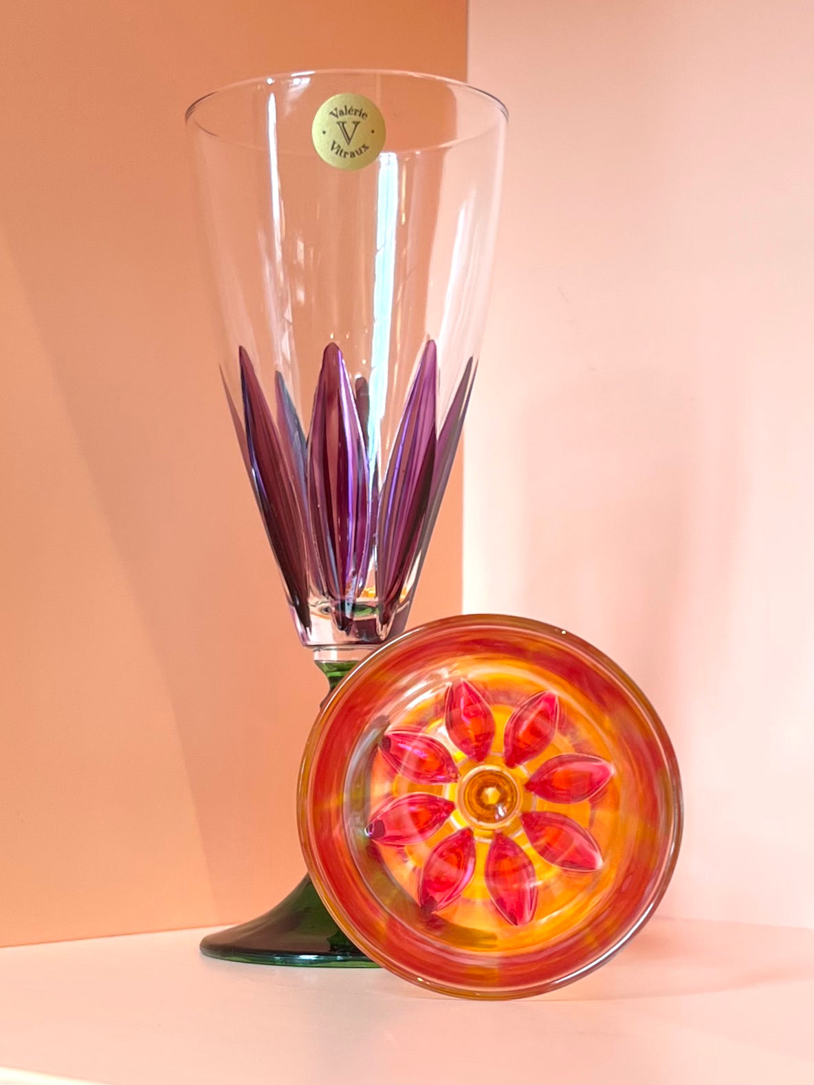 Sektglas · geschliffen · lila grün